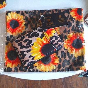 🍂🍂🌻Super fun! Scarf and wristlet wallet set!